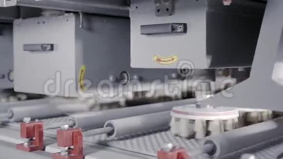在工业生产中刷洗行动自动机器与刚毛喷嘴用于清洁和油漆旋转视频的预览图