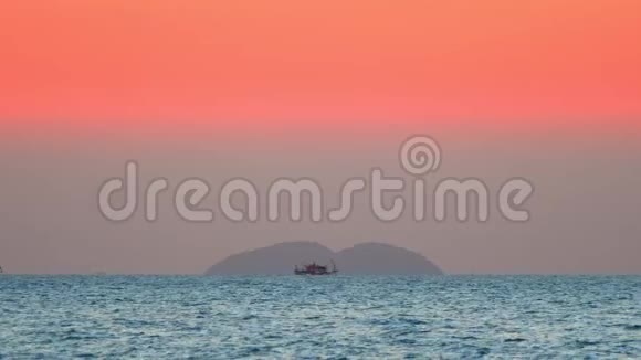 大海上美丽的日落日落时分的船只视频的预览图