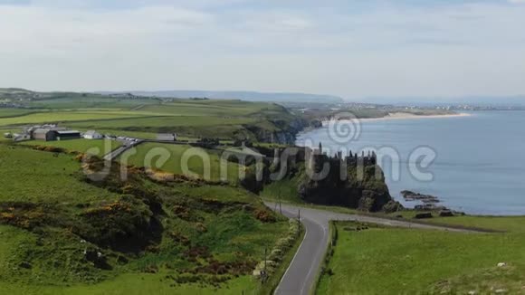 在北爱尔兰著名的Dunluce城堡上鸟瞰视频的预览图