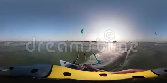 海滩营地的黎明时分一只妇女风筝在海边飞奔视频的预览图
