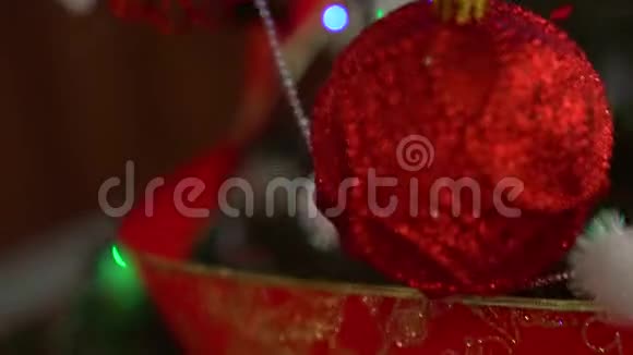 圣诞树上有圣诞灯的装饰物2019年猪球视频的预览图