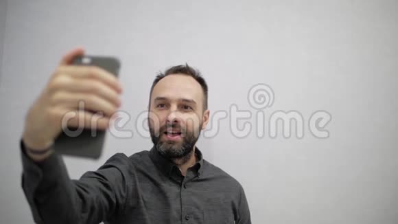 有胡子的男人在电话里自拍视频的预览图
