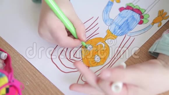 女孩画了一个有彩色标记的女孩视频的预览图