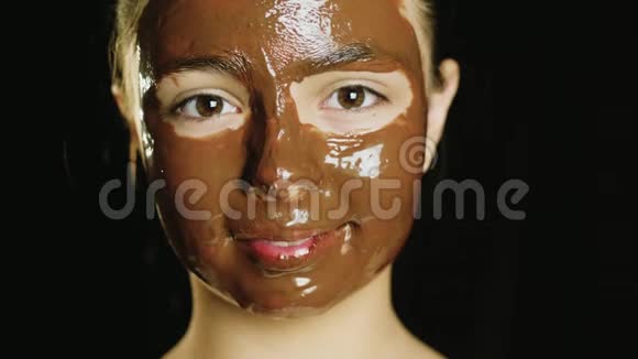 一位戴着巧克力面具的年轻女孩的肖像视频的预览图