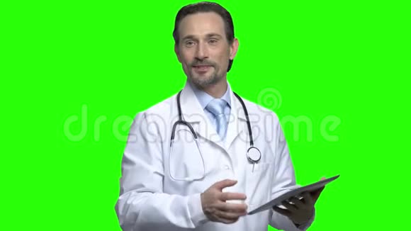 微笑的医生一边拿着药片一边说话视频的预览图