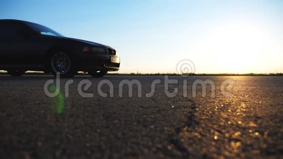 汽车在农村的沥青路上行驶汽车沿着高速公路行驶风景秀丽视频的预览图