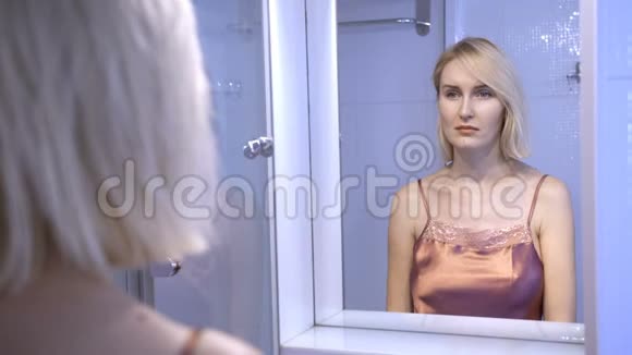 在镜子旁哭泣的悲伤女人的倒影视频的预览图