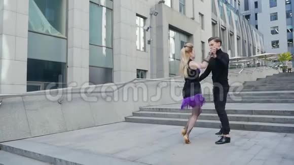 快乐的夫妻跳舞街视频的预览图
