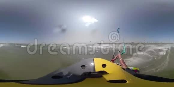 360视频风筝在海上冲浪一只雄性风筝在波浪上滑行驾驶着一只训练风筝视频的预览图
