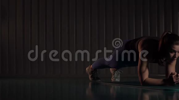 美丽的年轻女运动员做体育锻炼视频的预览图