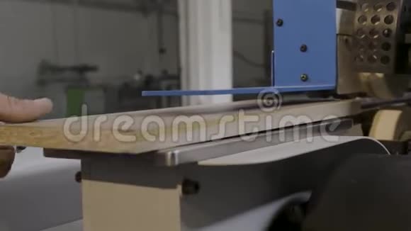 用木板特写移动机器行动工业企业胶带机上板移动的特写视频的预览图