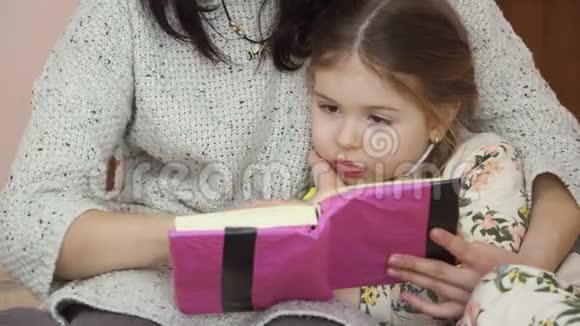 母亲给她的小女儿读童话故事视频的预览图