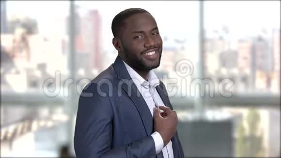 黑色微笑的男人调整他的衬衫视频的预览图