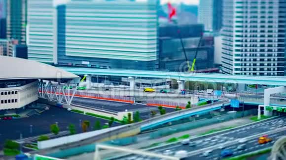 一个城市街道的时间推移就像小镇的缩影在阿里亚克东京白天倾斜变倍变焦视频的预览图
