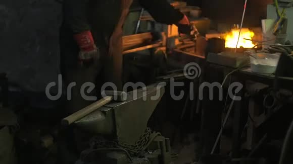 铁匠锻造金属火花飞扬视频的预览图