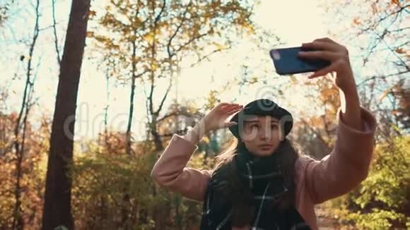 秋天的可爱女孩带着智能手机视频的预览图