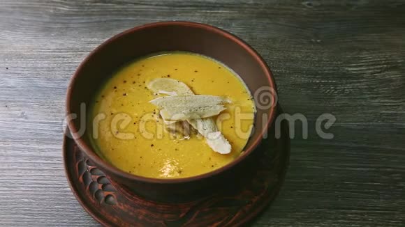 黄色奶油汤配上蘑菇和干面包视频的预览图