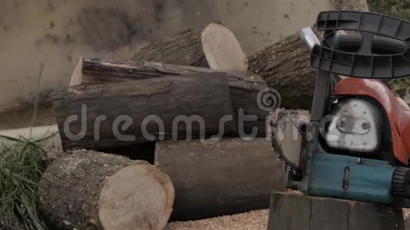 锯木背景上的电锯慢动作视频的预览图