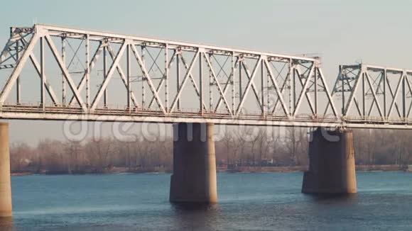 铁路大桥过河去货运火车空中景观视频的预览图