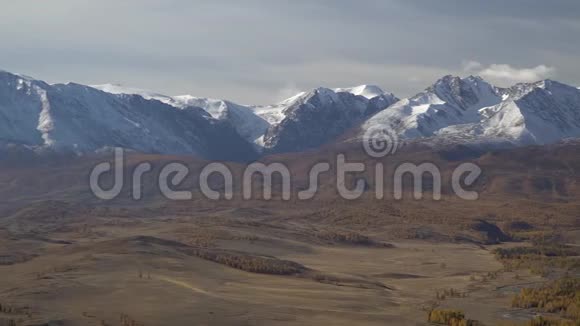 美丽的全景拍摄雪山阿尔泰山峰视频的预览图