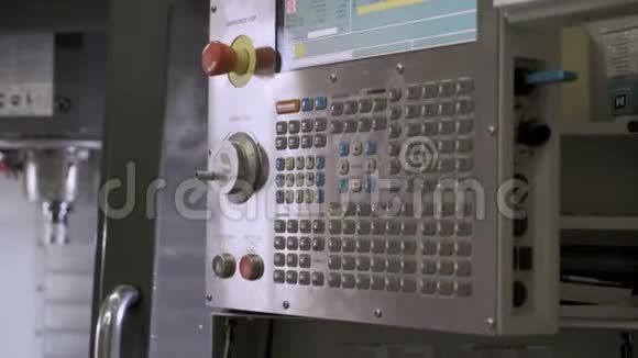 工厂的铣床和控制面板4K视频的预览图