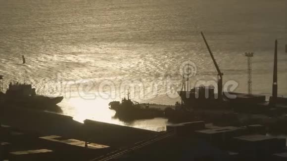 货运码头美丽的日落景象视频的预览图