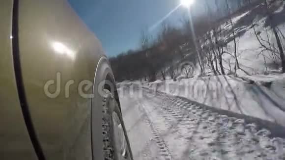 在下雪的路上开车视频的预览图