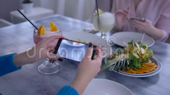 有用的食物博客女性的手臂用手机拍照在健康的午餐中吃素食用于社交视频的预览图