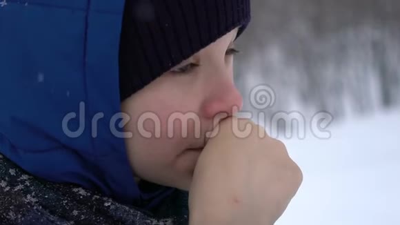 冬天男孩在寒冷时擦鼻子视频的预览图