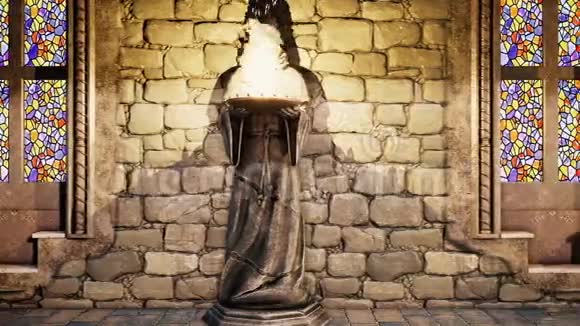 中世纪僧侣的雕像和燃烧的火把可循环使用视频的预览图