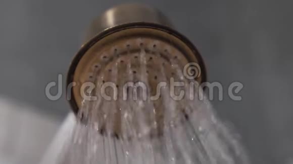 淋浴喷头中水滴的缓慢运动视频的预览图