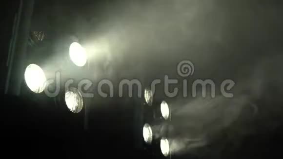 八盏聚光灯在烟雾弥漫的房间里闪烁视频的预览图