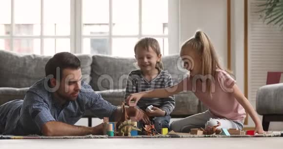 爱年轻的爸爸和孩子们一起在家玩耍视频的预览图