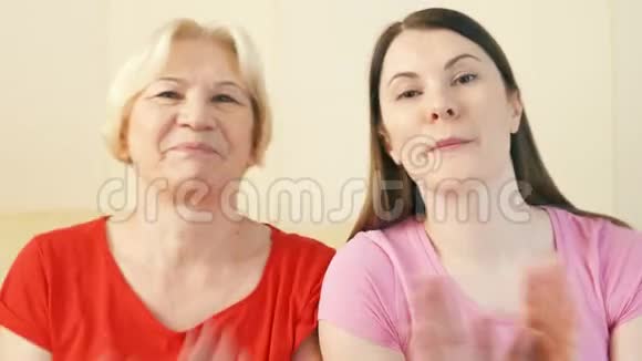 母女俩傻乎乎地跳舞笑得很开心快乐的家庭一起享受视频的预览图
