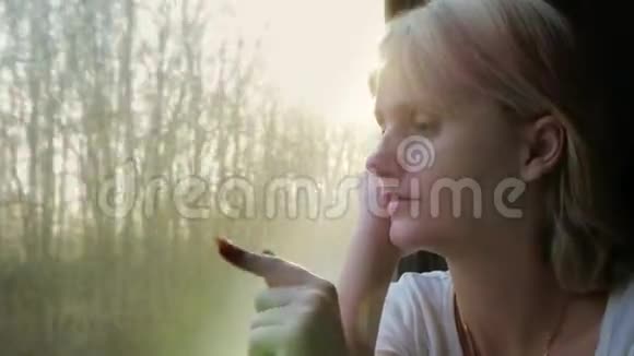 女人坐在火车上坐在窗边视频的预览图
