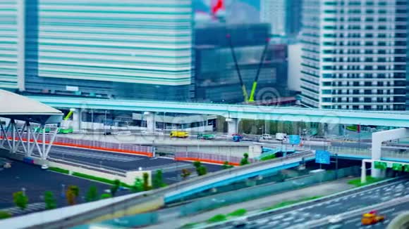一个城市街道的时间推移就像在阿里亚克东京白天倾斜变换视频的预览图
