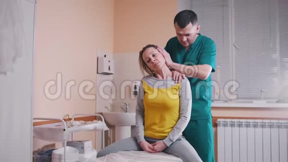 医生给一个年轻的女人做按摩让她弯着脖子视频的预览图