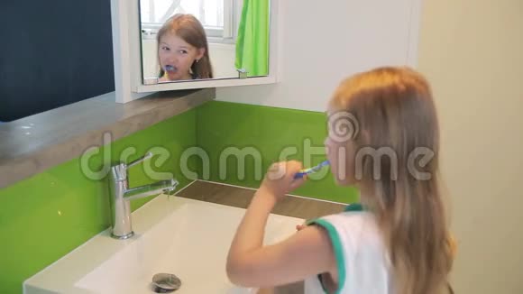 女孩刷牙视频的预览图