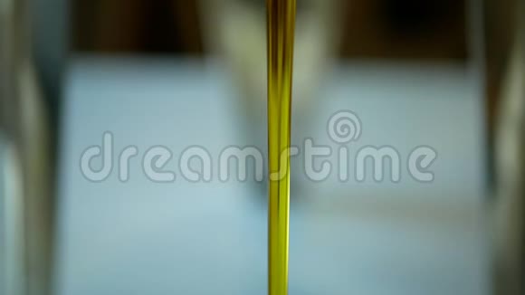 橄榄液油有机品质生物从橄榄中获得气泡活跃混合并倒入钢桶中用于视频的预览图