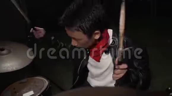 少年摇滚乐队鼓手酷又有才华的亚裔美国人混合男孩打鼓皮夹克表演歌曲视频的预览图