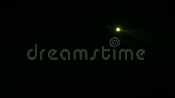 在黑暗中一束黄色的聚光灯射向舞台视频的预览图