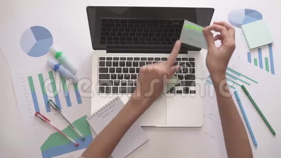 启动和新项目理念女人在笔记本电脑屏幕上放粘糊糊的笔记视频的预览图