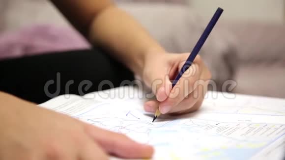 孩子用彩色铅笔的手视频的预览图