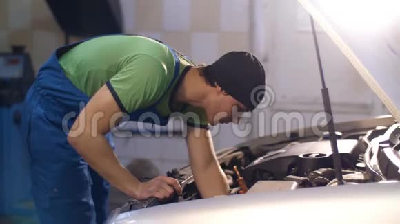 修理汽车的机械师视频的预览图
