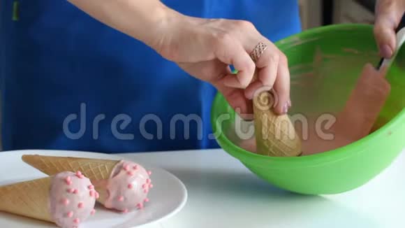 女性手在做甜点的过程中视频的预览图