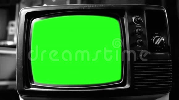 旧的80年代电视绿色屏幕80年代的美学黑白色调快速放大视频的预览图