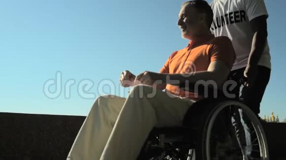 积极的老人坐在轮椅上散步视频的预览图