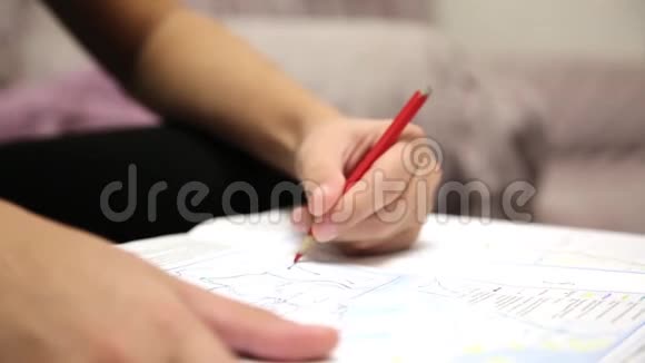 孩子用彩色铅笔的手视频的预览图