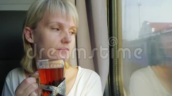 一个女人正在火车上喝茶舒适的旅行视频的预览图