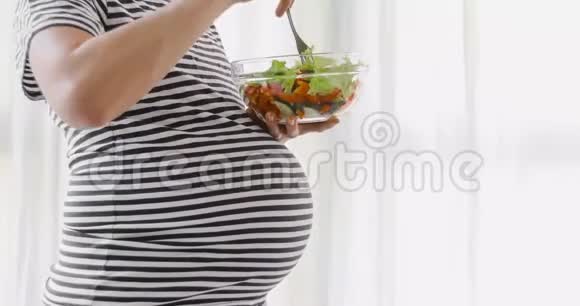 孕妇吃沙拉视频的预览图